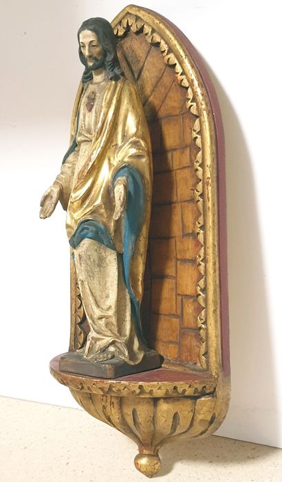 Lindo oratório de suspensão mural em talha policromada e dourada