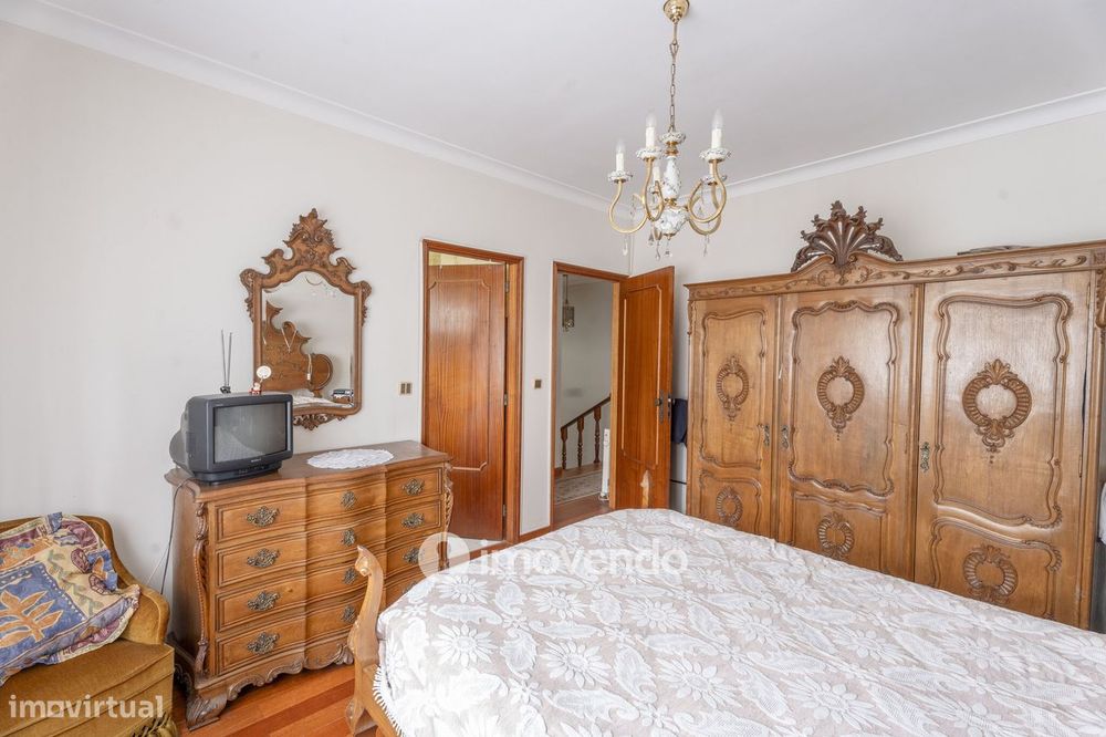 Moradia T4 com garagem, em Vila Nova da Telha, na Maia