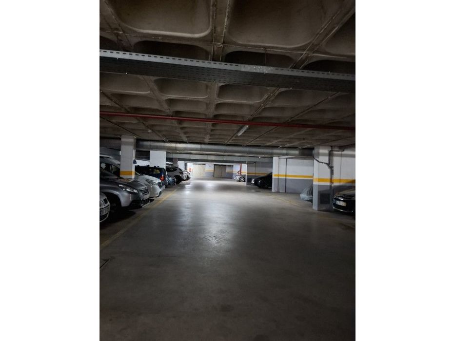 Estacionamento com carregador para veículos elétricos.