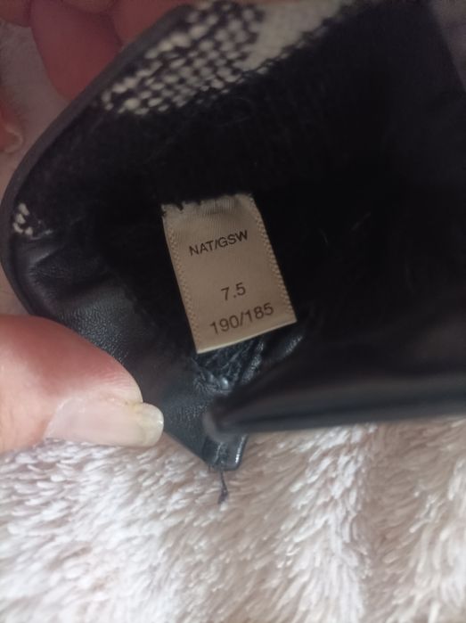Luvas Burberry em pele e lã.