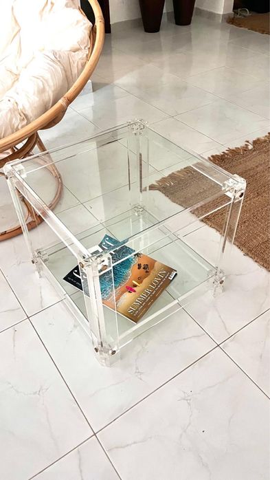 Mesa quadrada em acrilico com tampos de vidro