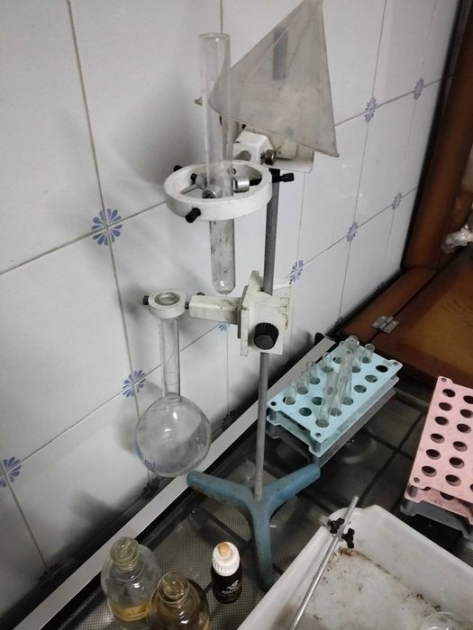 Frascos de farmácia e acessórios de laboratório