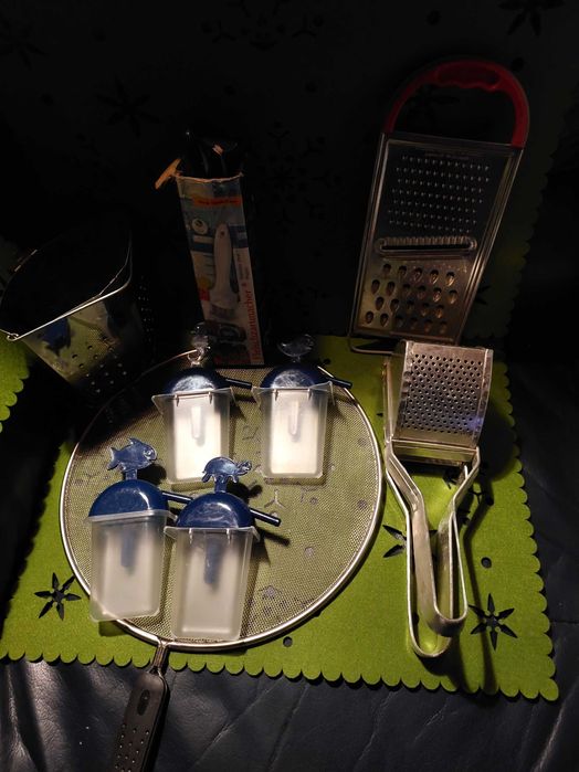 Zestaw  przyborów kuchnia- sitko, praska , kubek łyżki Alessi