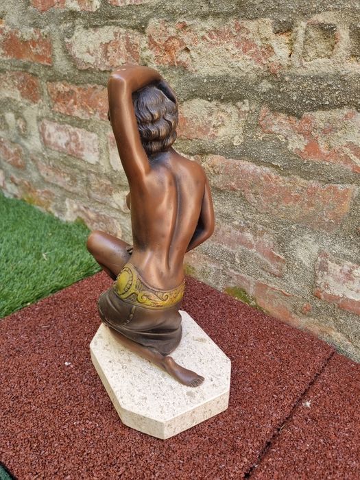 Estátua Feminista com base em Mármore