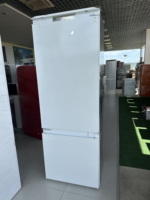 Холодильник встраиваемий/під забудову у меблі від Miele fd44