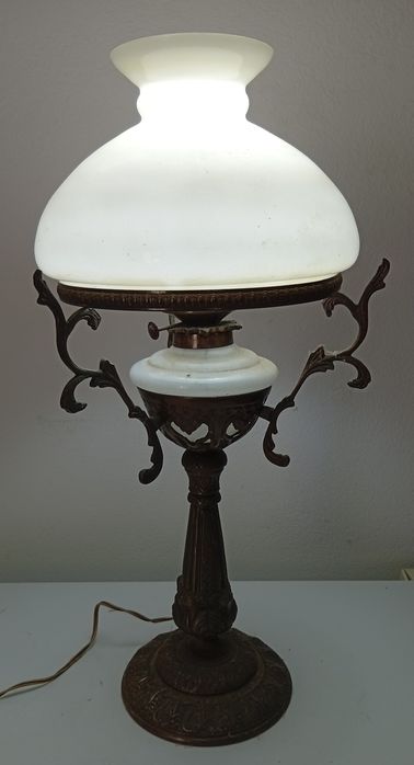 Candeeiro antigo com a base em bronze