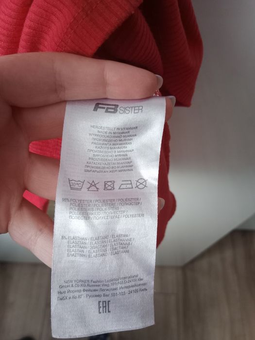 Czerwona sukienka z odkrytymi ramionami