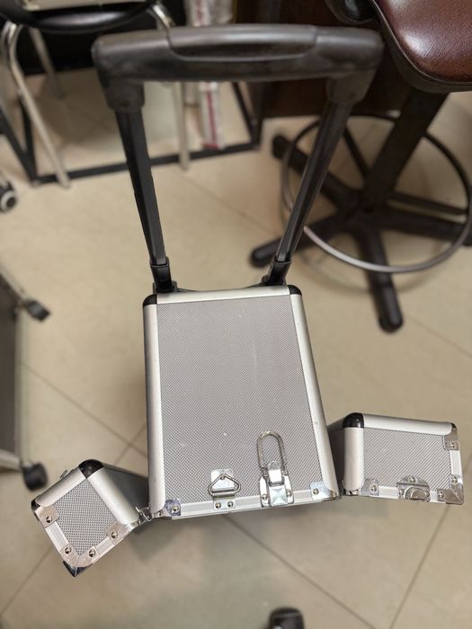 Кейс для парикмахера на колесах.