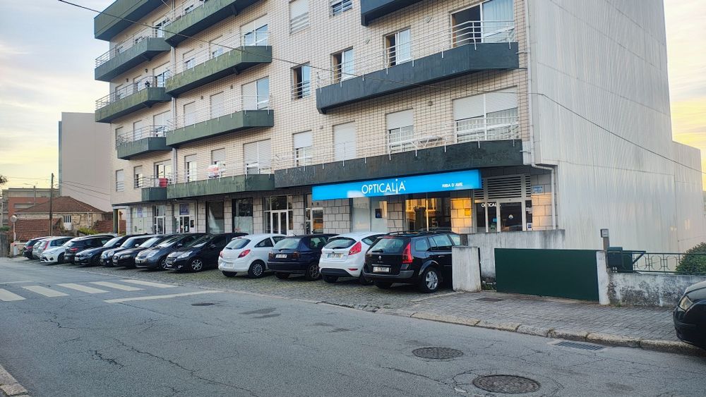 Alugo arrumo de 22m2 no centro de riba de ave. Ao lado da opticalia