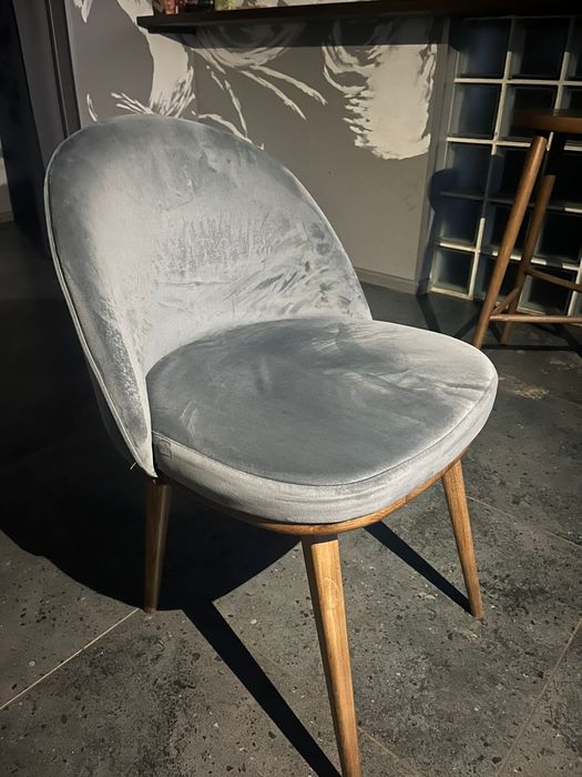 Стільці з оксамитовим оздобленням та дерев'яними ніжками