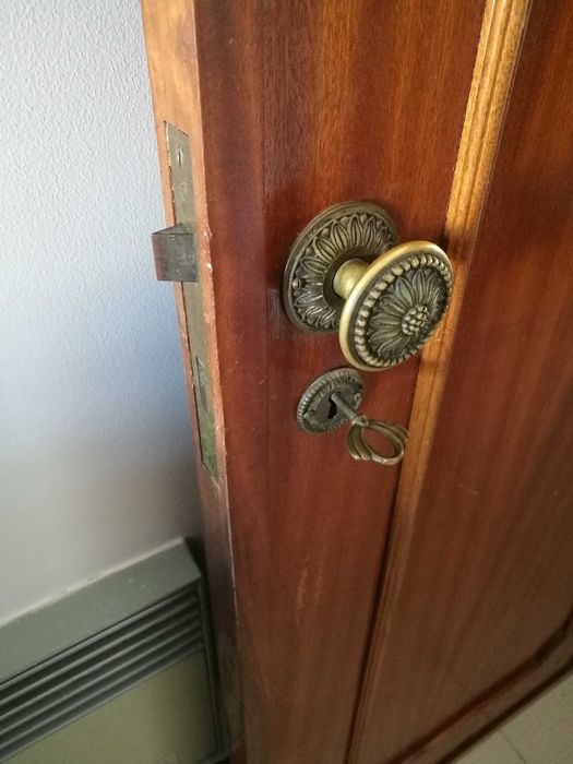 Porta interior com puxadores, fechadura e dobradiças