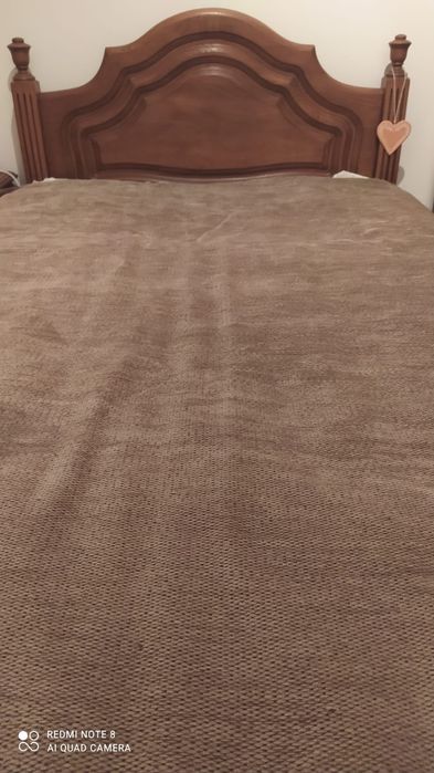 Cama e escrivaninha