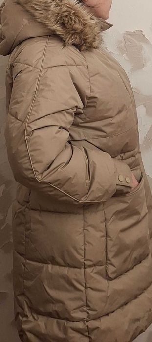 Пуховик-куртказ капішоном.