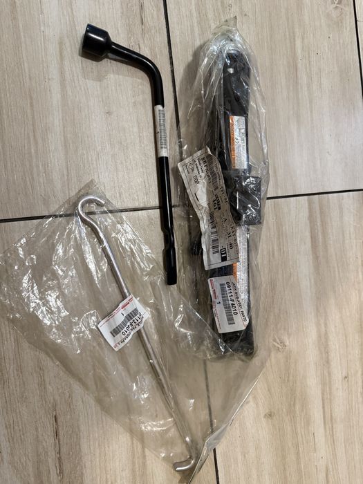 Lewarek i klucz do kół Toyota