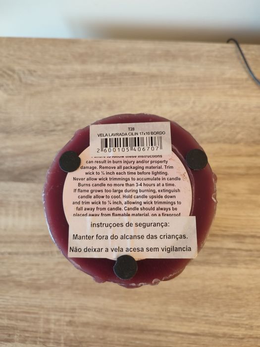 Vela decorativa em tons bordeaux