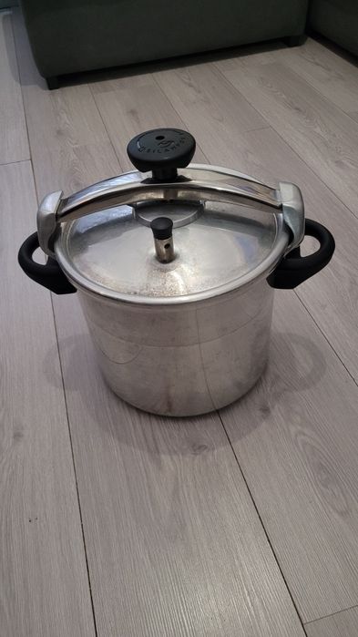 Panela de pressão Sirampos em bom estado.