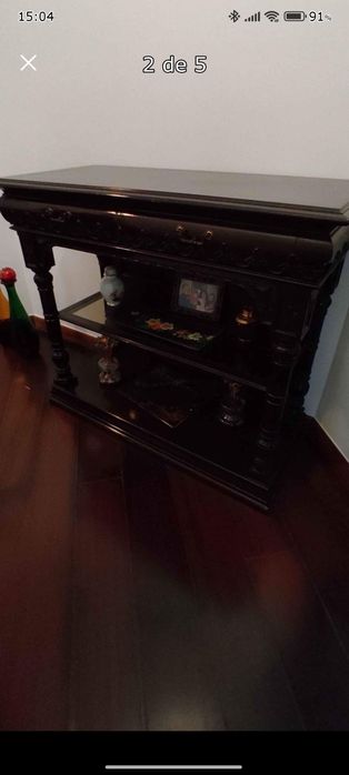 Móvel com duas gavetas e prateleira em vidro