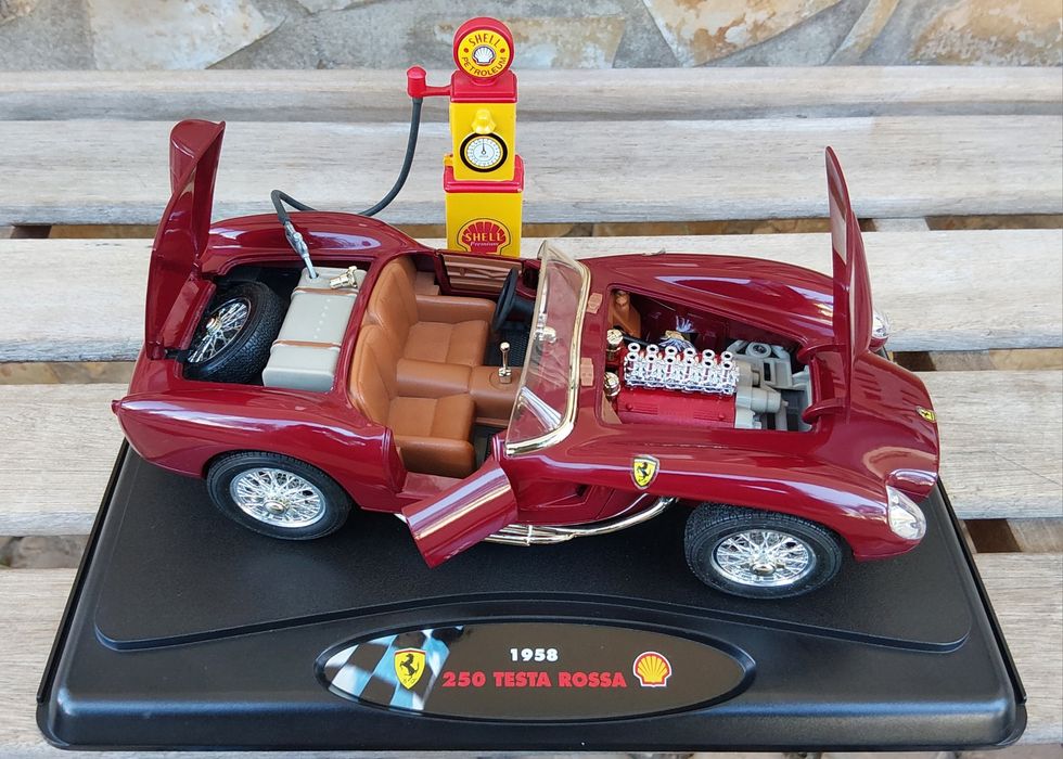 1958 Ferrari 250 Testa Rossa & Road Fuel Pump – Shell Collezione Classico 1:18