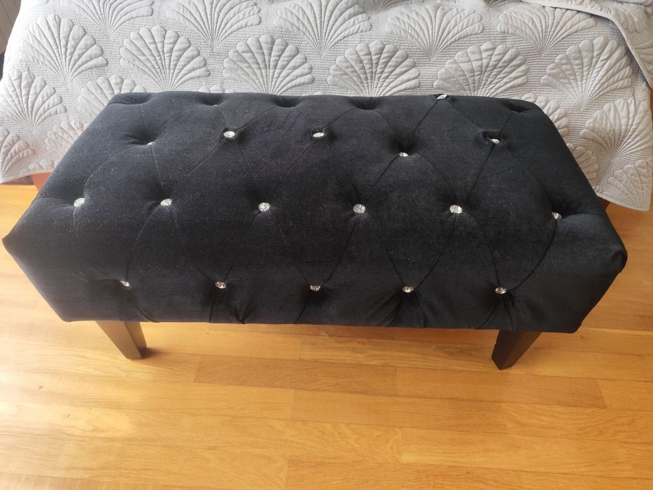 Banco / Banqueta em Veludo Preto com Capitonê – Elegante