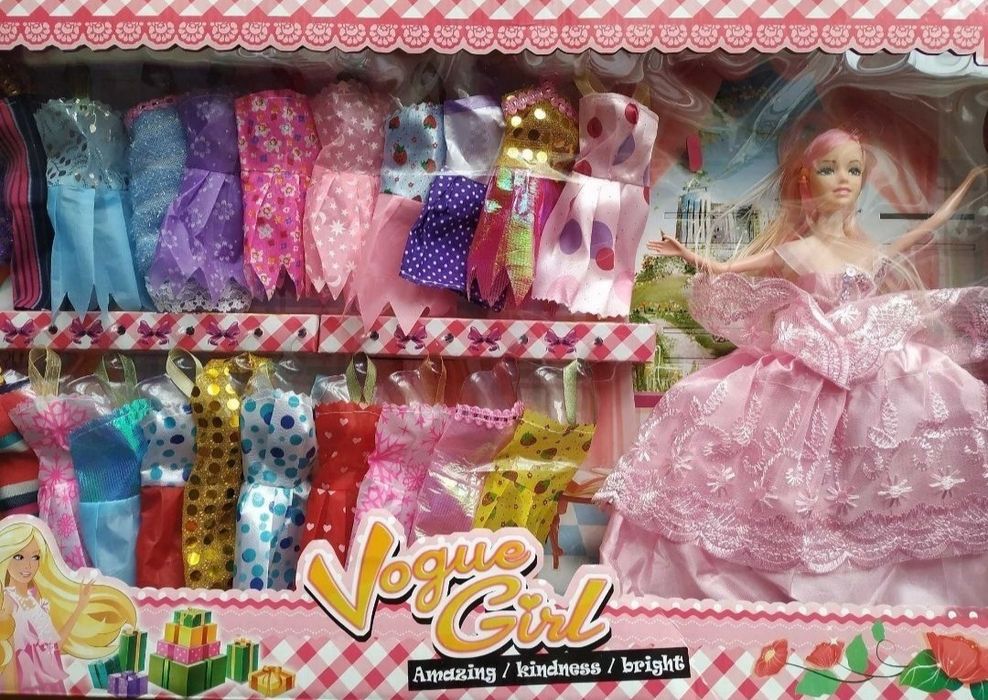 Лялька з набором суконь