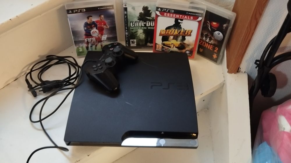 Konsola PS3 slim 4 gry pad