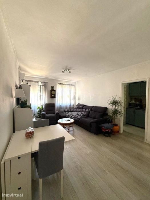 Apartamento T2 com Excelente Luminosidade em Bairro Privilegiado de Év