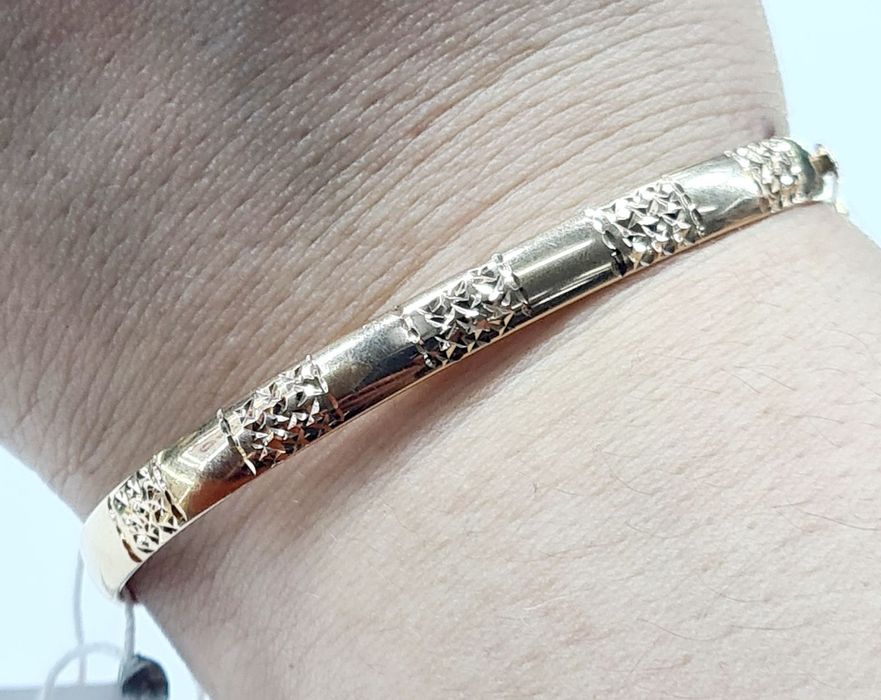 В продаже золотые браслеты-скобы