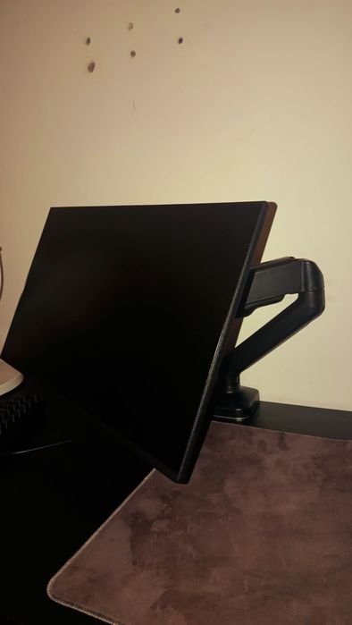 Monitor de 120hz no braço articulado