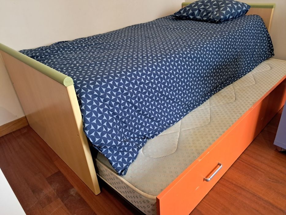 Cama com barreira protectora para a criança, secretária e mesinha de cabeceira