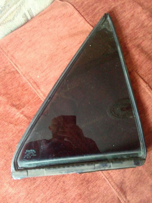 Стекло треугольное на заднюю дверь правую на Ford Eskort USA Стекло тр