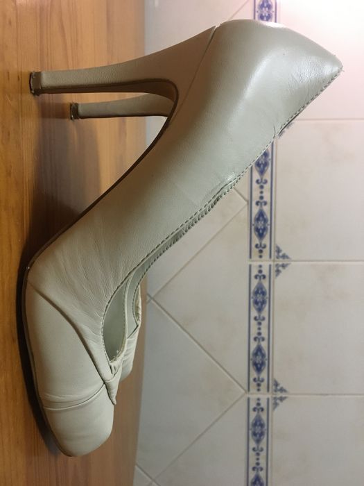 Sapato alto, ideal para qualquer noiva com bom gosto.