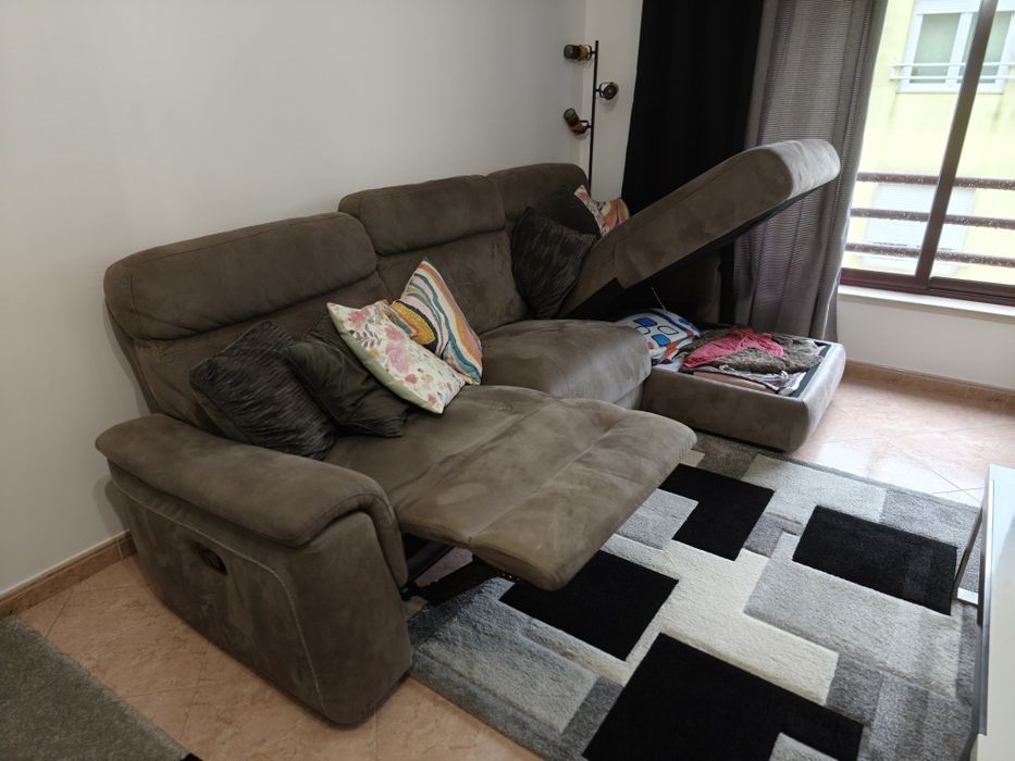 Sofá de 3 lugares com chaise longue e assento reclinável