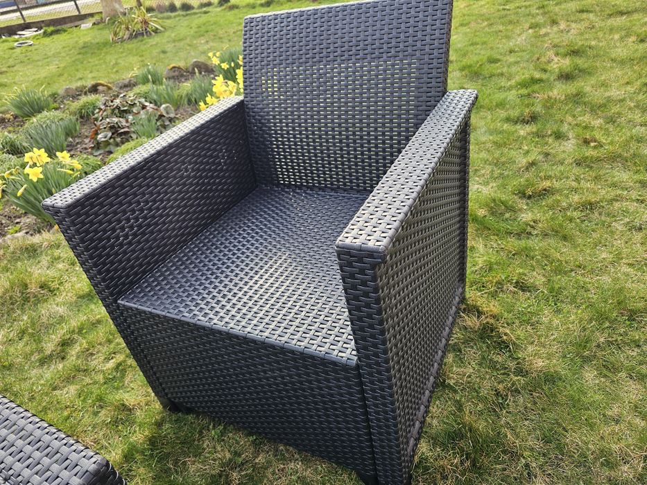 Садові крісла з ротангу