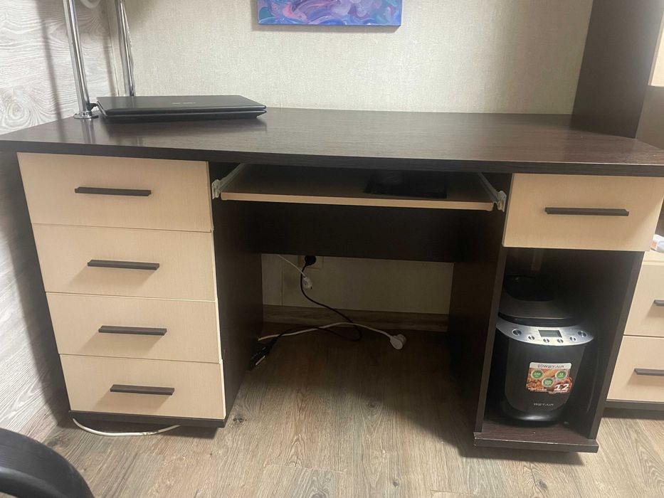 Стіл письмовий з двома тумбами і подвісна шафа над ним