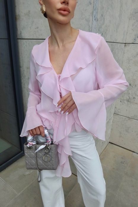 Ніжна шифонова блуза з воланами пудрового кольору