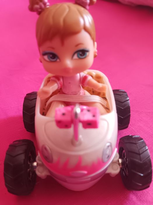 Laleczka  mini Bratz w autku