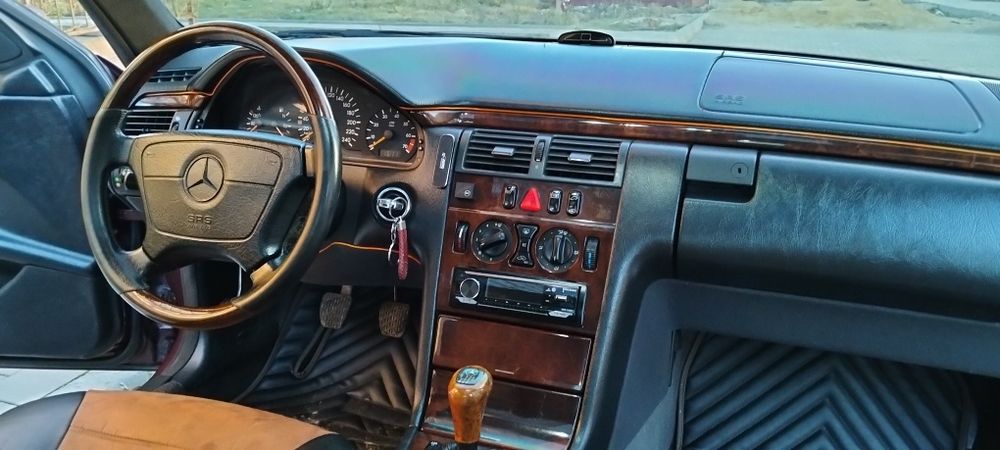 Мерседес Е 210 у хорошому стані