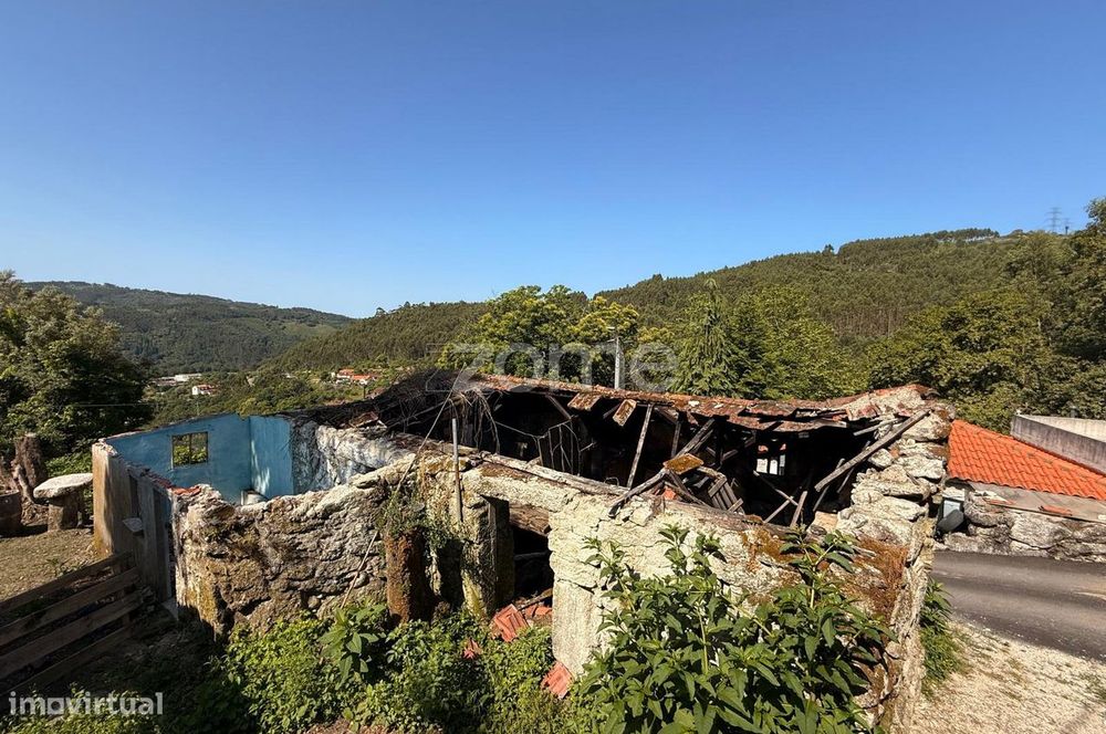 Moradia T2 para restauro localizada em Tabuaças, Vieira do Minho