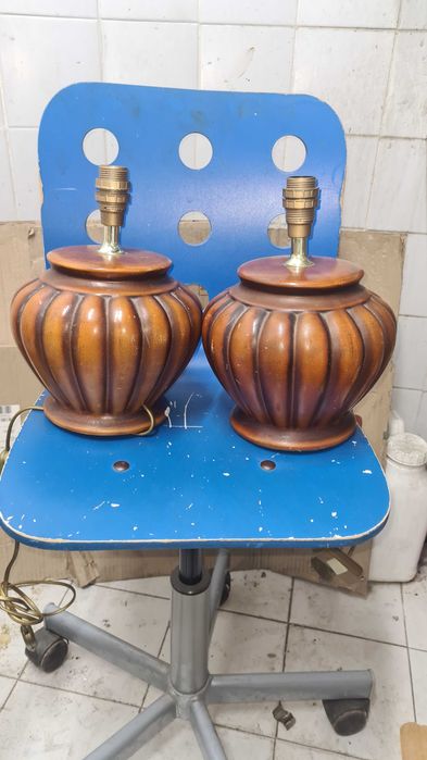 Par de candeeiros em loiça.