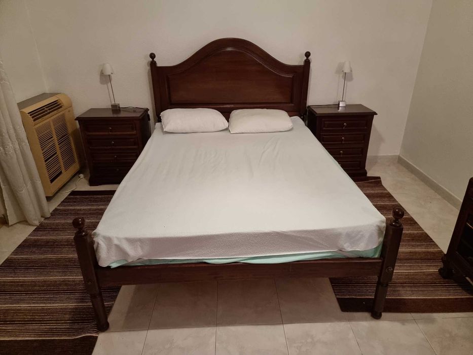 Cama+colchão+comoda+2mesas de cabeceira