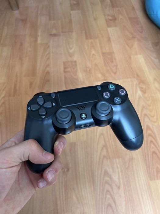 PS4 (500GB) + Comando  + Jogos (5) - Preço Negociável e é possivel compra separada