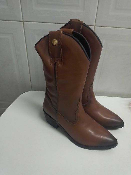 Botins em pele tamanho 40