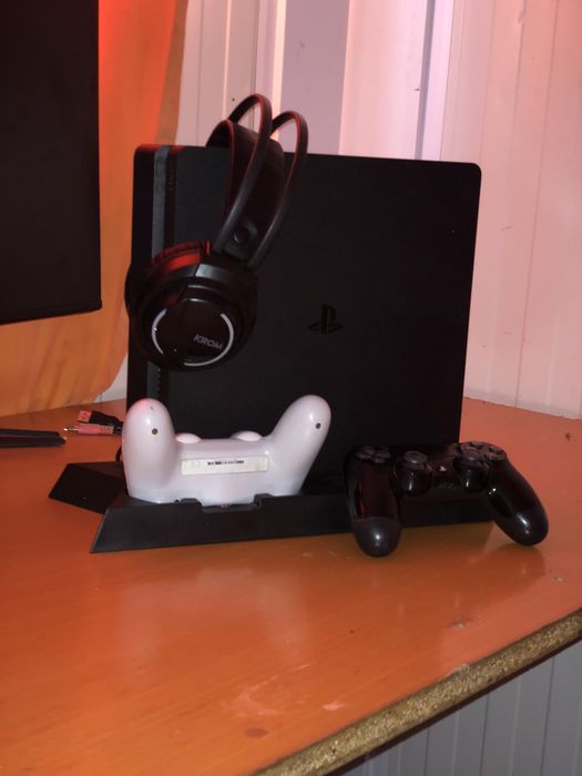 Playstation 4 de 500gb+2 comandos+1 suporte e fones.