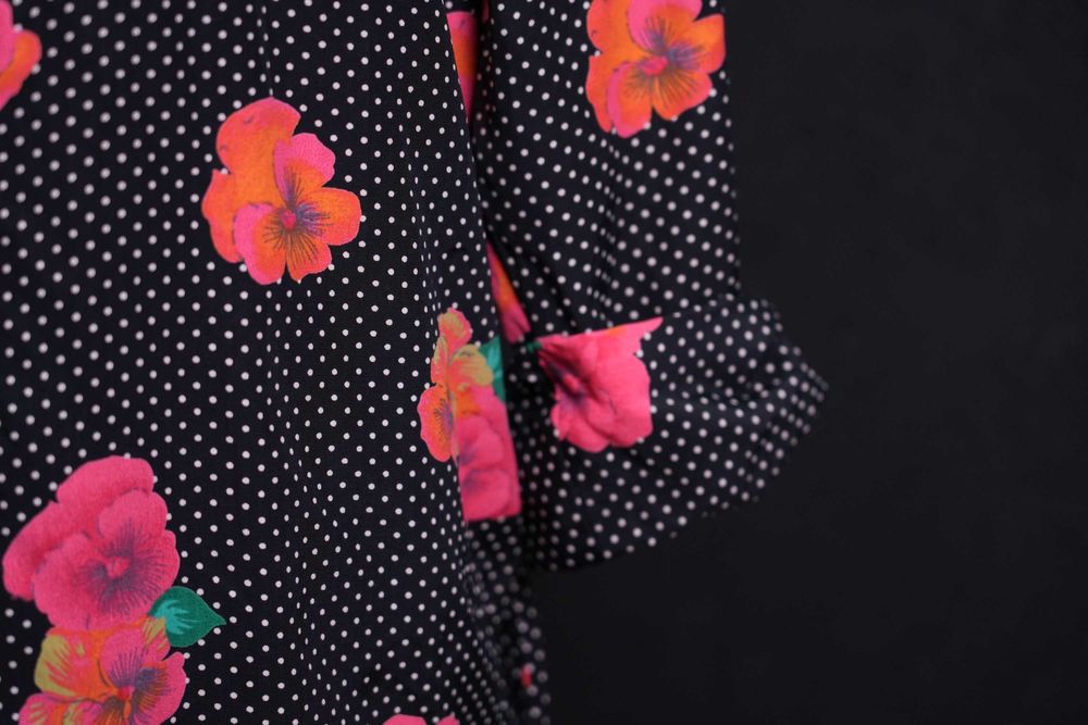 Czarno-kropkowana narzutka, kimonowa marynarka w neonowe bratki