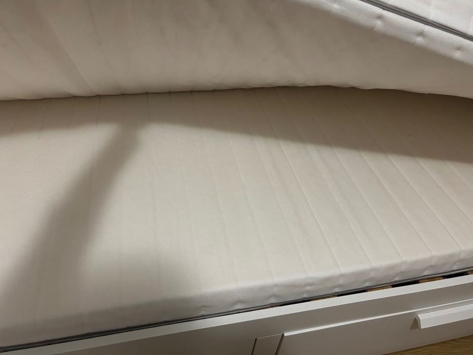 Cama individual/dupla com gavetas de arrumação