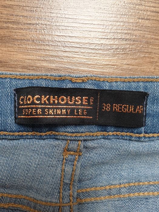 Jeansy skinny fit z przetarciami i lampasem