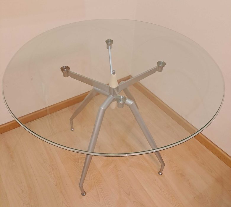 Mesa de vidro redonda e cadeiras