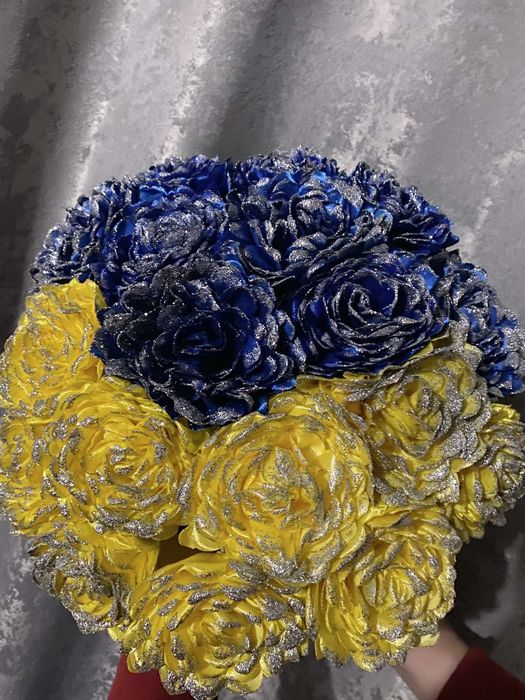 Квіти з атласної стрічки.