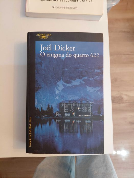 Livros (Dan Brown; A arte subtil..;O livro que gostava que os seus pais tivessem lido; O bebé Montessori; O enigma do quarto 622.