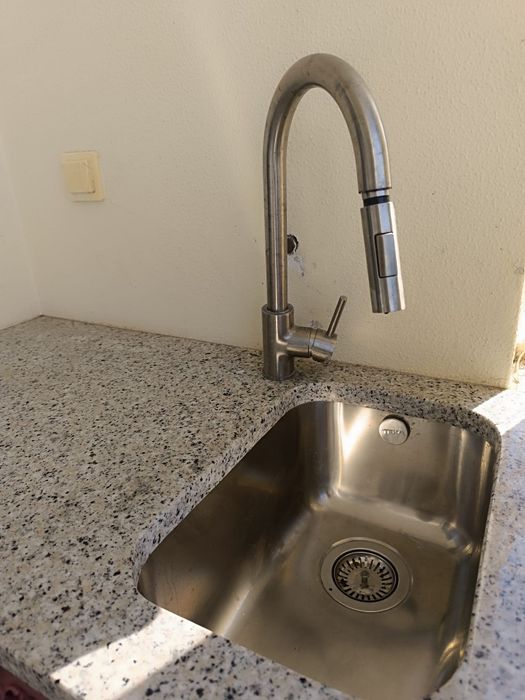 Bancada em pedra, com cuba e torneira